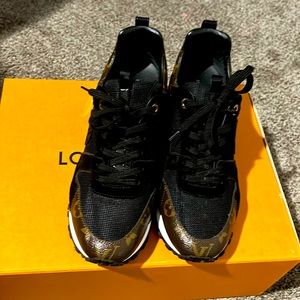 Selling for 800$Only worn once practically brand new…